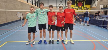 Reprezentační tým juniorů U16 (Michal Fojtík, Šimon Kniezek) vybojoval bronzovou medaili na mistrovství světa v Rotterdamu 2024. Úspěch mladých racketlonistů je důkazem, že i malé sporty dokážou přinášet České republice cenné výsledky a vychovávat talentované sportovce. Přesto právě tyto svazy čelí existenčním problémům kvůli rozhodnutím Národní sportovní agentury, která jim odepřela dotace. Fotografie tak symbolizuje nejen radost z mezinárodního úspěchu, ale i paradoxní situaci, kdy stát na jedné straně volá po „rozpohybování národa“, a na straně druhé dusí malé sporty, jež tuto roli naplňují.