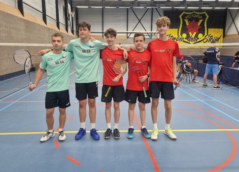 Reprezentační tým juniorů U16 (Michal Fojtík, Šimon Kniezek) vybojoval bronzovou medaili na mistrovství světa v Rotterdamu 2024. Úspěch mladých racketlonistů je důkazem, že i malé sporty dokážou přinášet České republice cenné výsledky a vychovávat talentované sportovce. Přesto právě tyto svazy čelí existenčním problémům kvůli rozhodnutím Národní sportovní agentury, která jim odepřela dotace. Fotografie tak symbolizuje nejen radost z mezinárodního úspěchu, ale i paradoxní situaci, kdy stát na jedné straně volá po „rozpohybování národa“, a na straně druhé dusí malé sporty, jež tuto roli naplňují.