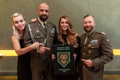 Hledáte smysluplný vánoční dárek, který má skutečný přesah? Charitativní Kalendář hrdinství zářící v dobách temna 2026 propojuje silné lidské příběhy, výtvarné zpracování a pomoc těm, kteří ji opravdu potřebují. 