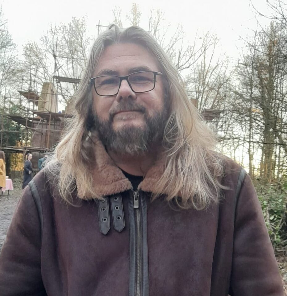 Jiří Vítek, místostarosta Prahy 8, který se z dobrovolníka a hasiče stal strážcem bohnického hřbitova. Svým odhodláním odvážel desítky tun odpadu, obnovoval cesty a odhaloval zapomenuté hroby, aby pietnímu místu vrátil důstojnost. Dnes stojí v čele oficiální revitalizace, která navazuje na jeho více než desetiletou práci a proměňuje hřbitov bláznů v prostor paměti a tiché úcty.