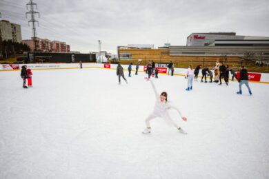 Dobrou zprávou pro ty, kteří předvánoční bruslení na Chodově nestihli, je fakt, že kluziště zůstává v provozu i nadále. Bruslit se zde bude až do ledna, a to za stejných podmínek – s možností zapůjčení vybavení i občerstvení.