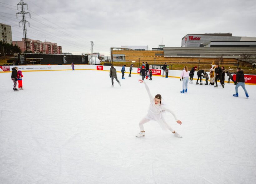 Dobrou zprávou pro ty, kteří předvánoční bruslení na Chodově nestihli, je fakt, že kluziště zůstává v provozu i nadále. Bruslit se zde bude až do ledna, a to za stejných podmínek – s možností zapůjčení vybavení i občerstvení.