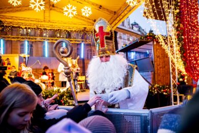 V předvečer svátku svatého Mikuláše zaplní Staroměstské náměstí andělé, čerti i Mikuláši.