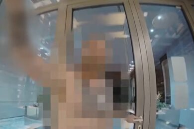 Hlídka městské policie  zasahovala v Praze 8 proti agresivnímu muži, který odmítal opustit objekt, slovně napadal personál i strážníky a nakonec se pokusil o fyzický útok.