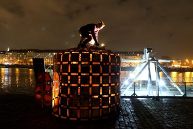 Smíchovská náplavka hostí výstavu Opuštěná obydlí – monumentální skulptury sochaře Čestmíra Sušky vytvořené z vyřazených kovových cisteren. 