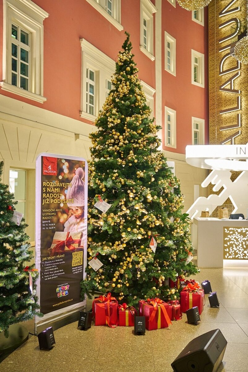 Uvnitř nákupního centra naleznou návštěvníci krásný charitativní Strom radosti.