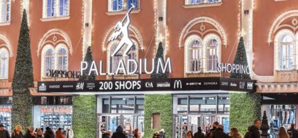 Nákupní centrum Palladium na náměstí Republiky nabízí i letos vše, co k pohodovým Vánocům patří – široký výběr dárků na jednom místě, prodlouženou otevírací dobu, pestrou gastronomii a příjemnou sváteční atmosféru.