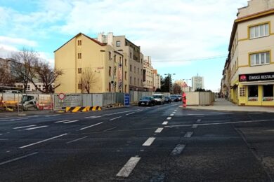 Po více než třech letech se znovu otevřela část ulice Na Strži mezi křižovatkou s Jeremenkovou a Olbrachtovou a ulicí Antala Staška. 