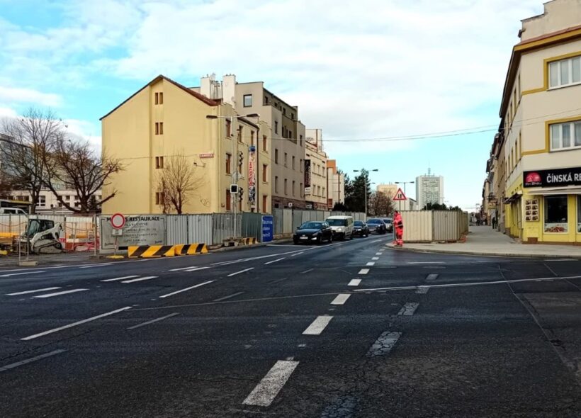 Po více než třech letech se znovu otevřela část ulice Na Strži mezi křižovatkou s Jeremenkovou a Olbrachtovou a ulicí Antala Staška. 