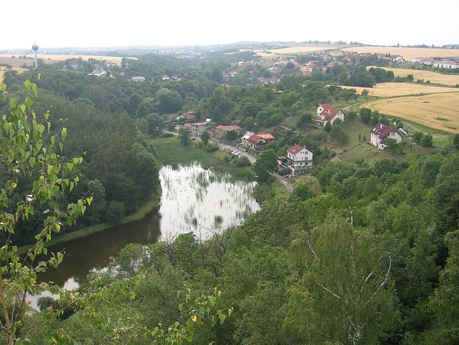 Pohled na malebné Unětice a okolí. 