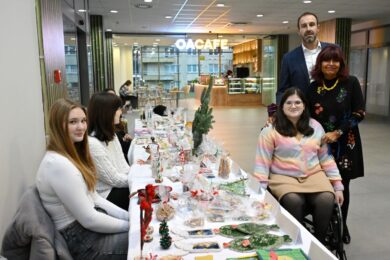 Starosta Ondřej Kubín (ODS), 1. místostarostka Irena Michalcová (ANO) a Marie Švárová na Vánočním jarmarku. Pořadatelství se ujaly žákyně SŠ Kavčí hory.