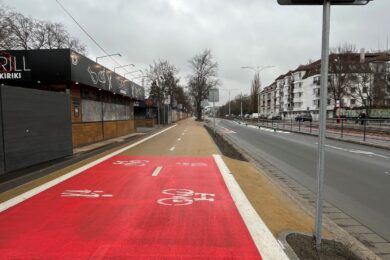 Cyklisté i pěší se mohou opět pohodlně a bezpečně pohybovat po stezce na Podolském nábřeží v okolí Dvorců v Praze 4. 