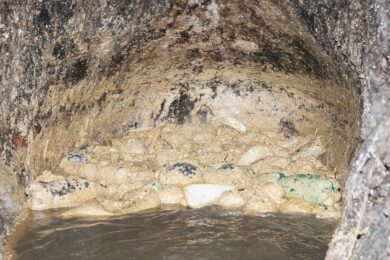 Olej v kanalizační stoce.