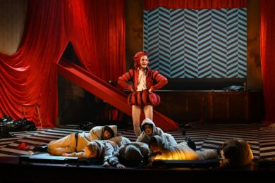 Pokoj je inscenace, která se tváří jako zábavná soutěžní show, ale pod jejím povrchem bublá vážná otázka: jak nakládáme s pamětí, historií a odkazem těch, kteří nás formovali?