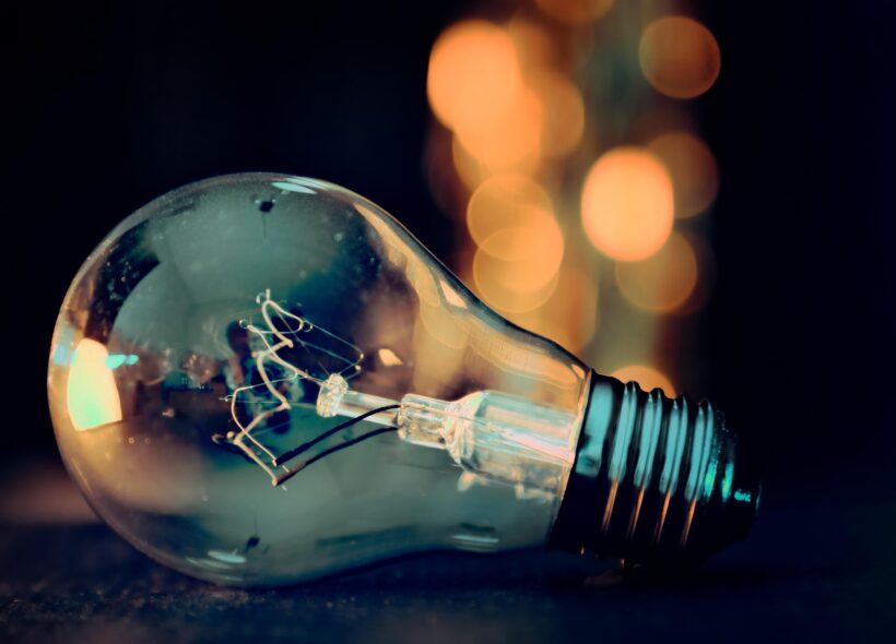 Detail žárovky symbolizuje samotnou podstatu energetické debaty v Praze. Stejně jako je vidět každý drát a spoj uvnitř skleněného těla, odhaluje současná kauza kolem THMP složitou síť rozhodnutí a kontraktů, které nakonec vedou k tomu, že město platí za elektřinu víc, než by muselo. Ostrý kontrast mezi světlem a stínem na snímku připomíná rozdíl mezi oficiálními proklamacemi o úsporách a realitou, kdy je energie pro Prahu o stovky milionů korun dražší.