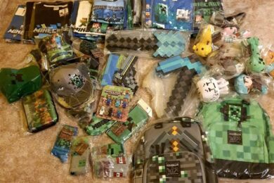 Vánoční balíčky pro děti z dětského domova v Dolních Počernicích – hračky, stavebnice, oblečení i oblíbené předměty s motivy hry Minecraft, které zastupitelé SPD přivezli, aby dětem zpříjemnili sváteční čas.