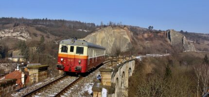 Vánočně vyzdobený vlak, vůně perníčků, svařené víno a romantická trasa po Pražském Semmeringu. 