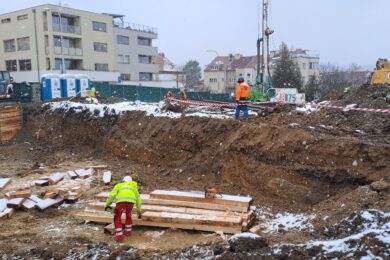 Aktuýlní pohled na stavbu budoucí školy.