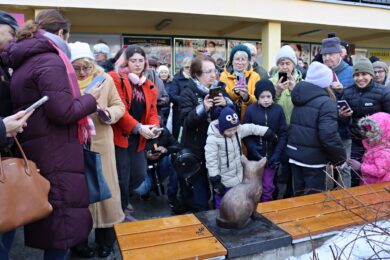 Na Sofijském náměstí v pražských Modřanech byla včera slavnostně odhalena bronzová socha místní kočičí legendy – kocoura Mikeše.  Zájem místních obyvatel byl značný.