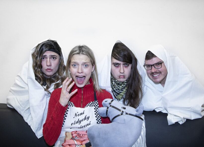 Divadlo ARCHA+ uvede 23. ledna premiéru autorské inscenace 50 démonů čtverečních režisérky a scenáristky Adiny Šulcové.