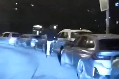 Na Štěpána krátce před půlnocí přijali strážníci z Prahy 12 oznámení o muži, který v ulicích Angelovova a Rakovského poškozuje zaparkovaná vozidla.