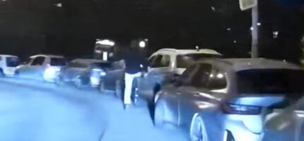 Na Štěpána krátce před půlnocí přijali strážníci z Prahy 12 oznámení o muži, který v ulicích Angelovova a Rakovského poškozuje zaparkovaná vozidla.