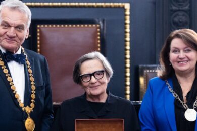 V Brožíkově sále Staroměstské radnice byla ve čtvrtek 15. ledna slavnostně předána mezinárodní Cena Karla IV polské filmové režisérce a scenáristce Agnieszce Holland.