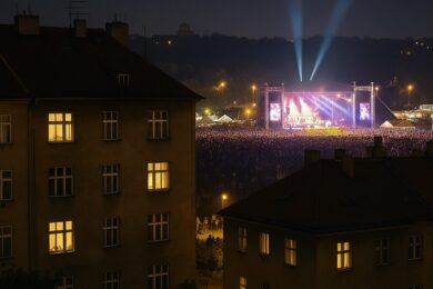 Koncertní noc v srdci Prahy. Zatímco tisíce lidí slaví pod pódiem, obyvatelé okolních domů hledají klid. Téma hluku a nočního pořádku se v metropoli mění v politický spor o svobodu, pravidla a zdravý rozum.