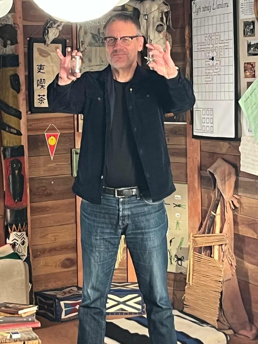 David Matásek namlouval knihu Záhada hlavolamu.