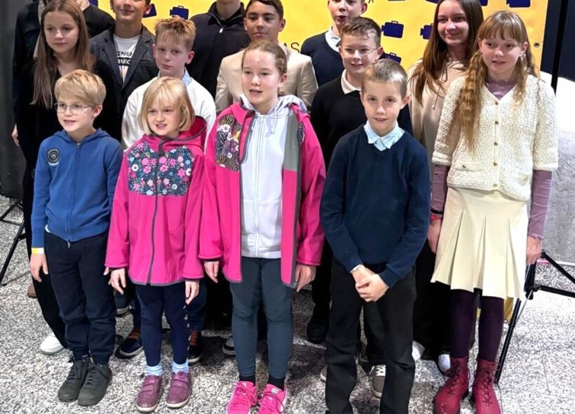 Šestnáct žáků ze ZŠ Ječná v Praze a ZŠ Englišova v Opavě zaujalo poroty i diváky po celém světě filmem Smích a slzy Malého prince, který citlivě nahlíží na dnešní svět očima dětí.