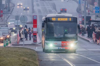 Autobusy MHD mohou od listopadu 2025 projíždět Vítězným náměstím po tramvajových kolejích, což výrazně zkrátilo zpoždění spojů, zejména ve špičkách a v době kolon.