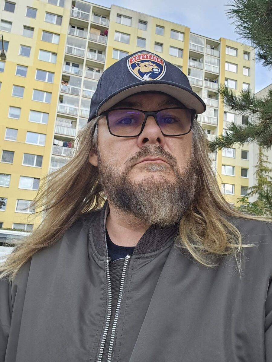 Místostarosta Jiří Vítek patří k těm, kdo volají po jasných pravidlech. Z Prahy 8 zná desítky příběhů lidí, které noční hluk dlouhodobě ničí. Podle Vítka stačí jednoduchá, srozumitelná vyhláška — a město by konečně mohlo chránit obyvatele tam, kde dnes jen bezmocně přihlíží.