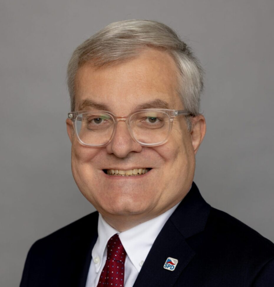 Milan Urban, předseda zastupitelského klubu SPD na MHMP upozorňuje, že špatně nastavená vyhláška může omezit i běžný život ve městě a proměnit Prahu v prostor plný formulářů a pokut. Zdůrazňuje, že město má řešit konkrétní problémy tam, kde vznikají — ne dusit veřejný život dalšími vrstvami byrokracie.