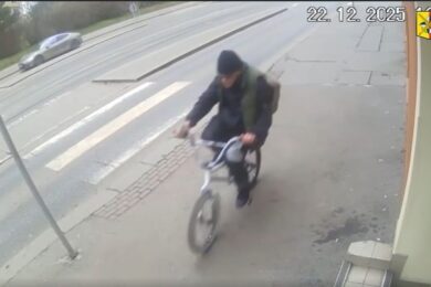 Jezdit po chodníku je cyklistům zakázáno, tenhle navíc zranil starou ženu!