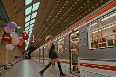 Oblíbený hrdina osvětových videospotů ROPIDu PIDiatr Blaž Vršnik se vrací s novou sérií zaměřenou na cestování pražským metrem.