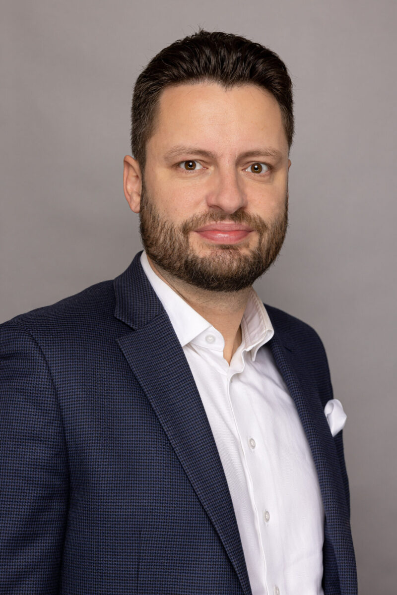 Ondřej Prokop dlouhodobě upozorňuje, že Praha problém hluku ignorovala celé roky. Jako jeden z mála politiků byl přímo u stížností obyvatel i u soudních sporů, které potvrdily poškozování lidí v okolí. Jeho kritika míří na magistrát: město dle jeho slov selhalo tam, kde mělo chránit své obyvatele.