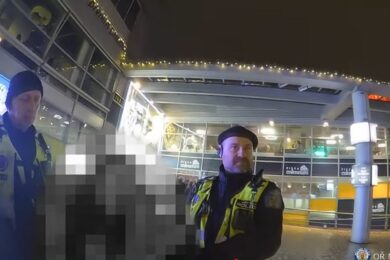 Naposledy dívku objevili strážníci ve středu večer na Andělu, kde se zdržovala ve společnosti dospělých a konzumovala alkohol. 