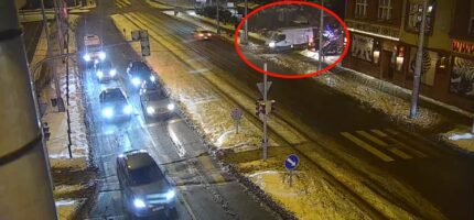 Strážníci si všimli vozidla, které mělo poškozenou pneumatiku a řidič nerespektoval zákazovou dopravní značku. Na výzvu k zastavení však nereagoval a pokračoval v jízdě...