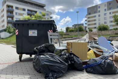 Prostor kolem kontejnerů na směsný odpad často vypadá jako neuklizené skladiště.