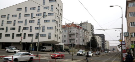 Plzeňská ulice patří mezi nejfrekventovanější komunikace v hlavním městě.