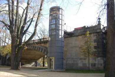 Osobní výtah na Střeleckém ostrově bude v období od 1. ledna do 28. února 2026 dočasně uzavřen z důvodu preventivní ochrany technologických částí výtahu před zimními vlivy, jako jsou vlhkost, mráz, posypové materiály či mechanické nečistoty.