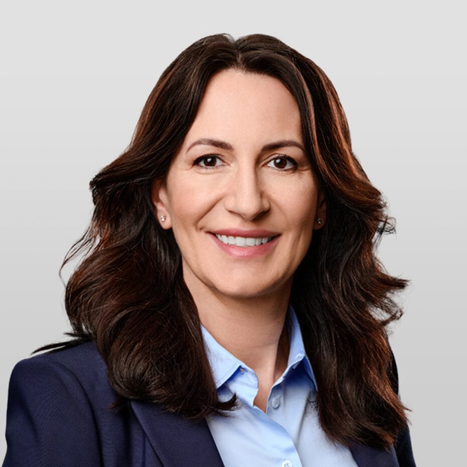 „Alexandra Udženija, předsedkyně pražské ODS a náměstkyně primátora, která povede jednání o předvolebních koalicích.“  
Její dlouholetá zkušenost s pražskou politikou jí dává výrazný vliv na podobu nadcházející volební strategie.