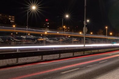 Od konce roku 2025 platí zákaz výroby a vývozu vybraných sodíkových lamp s obsahem rtuti. Hlavní město Praha proto instaluje osvětlení, které splňuje přísné technické i ekologické normy.