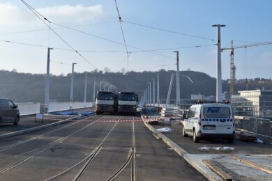 Ve středu 21. ledna 2026 se na Dvoreckém mostě uskutečnila celodenní zatěžovací zkouška, která ověřila chování konstrukce před jejím uvedením do provozu.
