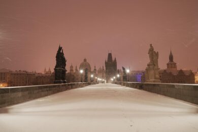 Zasněžená Praha působí idylicky, realita v ulicích je ale opačná — město bojuje s neuklizeným sněhem a kolabujícími službami.