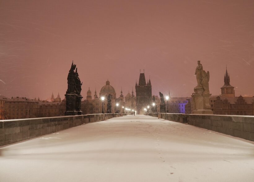 Zasněžená Praha působí idylicky, realita v ulicích je ale opačná — město bojuje s neuklizeným sněhem a kolabujícími službami.