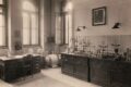 Laboratoře v přízemních prostorách budovy kolem roku 1930,