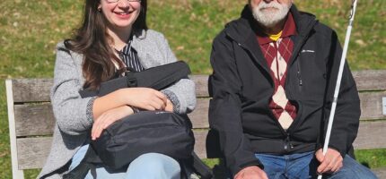 Organizace Okamžik otevírá nový cyklus školení pro dobrovolníky, kteří chtějí pomáhat seniorům se zrakovým postižením a obohatit jejich každodenní život.