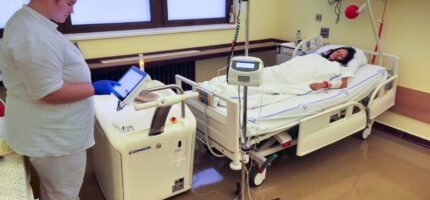 Odborníci z Kliniky nukleární medicíny a endokrinologie 2. lékařské fakulty UK a FNMH úspěšně aplikovali cílenou radionuklidovou terapii Lutathera stému pacientovi.