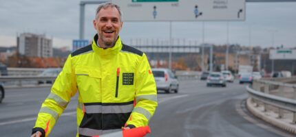 Zdeněk Hřib, bývalý primátor a současný poslanec, který čelí dotazům na rozsah svých zahraničních cest a jejich soulad s jeho politickými závazky.